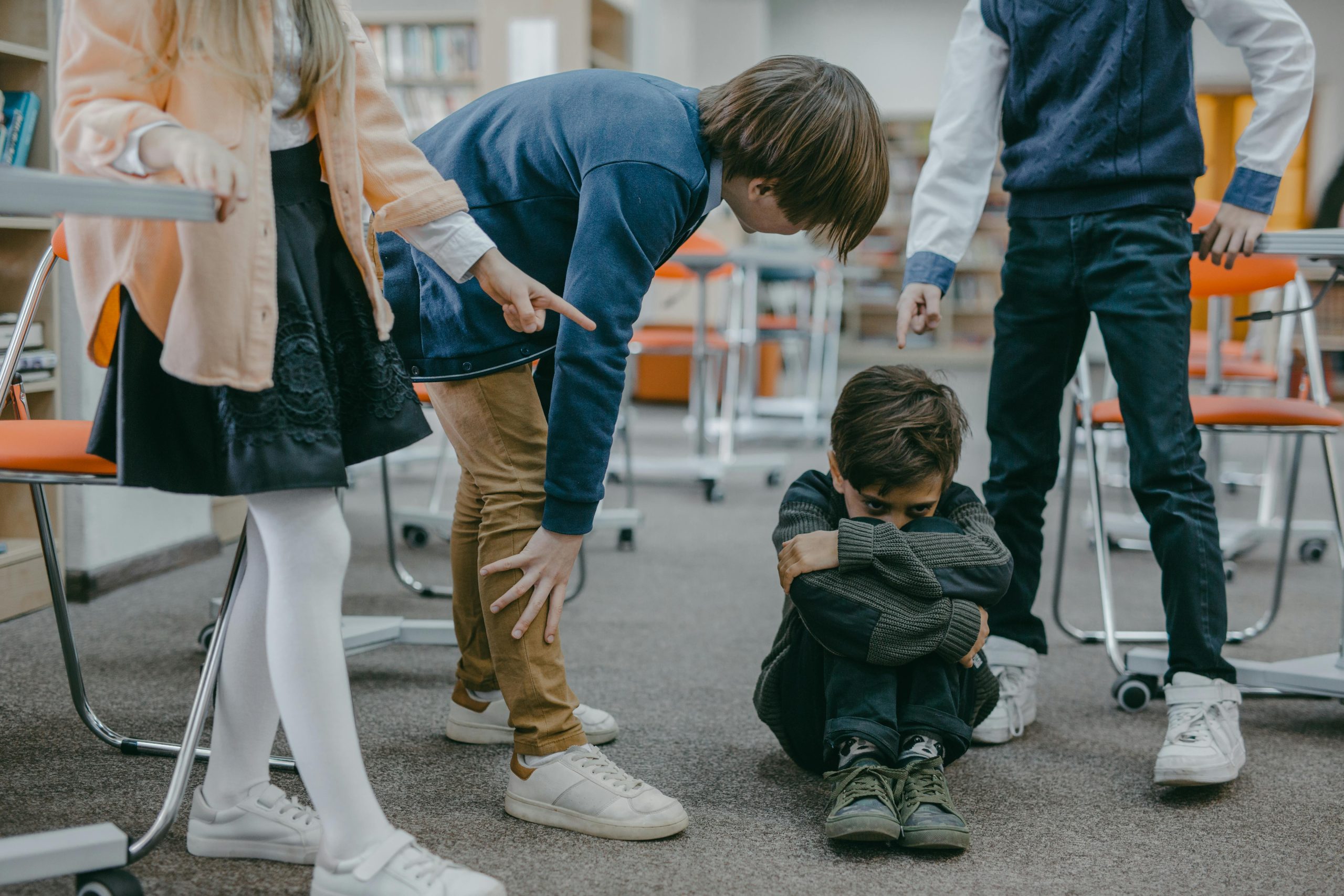 Jeune écolier avec des difficultés sensorielles dans une salle de classe