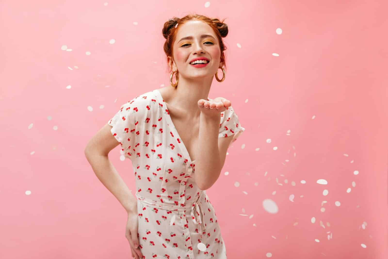 Surcharge mentale a woman standing in front of a pink background